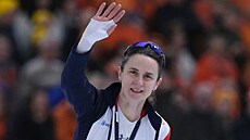 Martina Sáblíková zdraví diváky po svém posledním závod� kariéry na mistrovství...