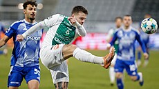 Jablonecký obránce Martin Cedidla odkopává mí� p�ed Mohamedem Jásirem z...