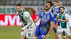 Olomoucký úto�ník Mohamed Jásir padá v souboji s Martinem Cedidlou z Jablonce.