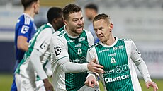 Jablone�tí fotbalisté se radují z trefy Jana Chramosty z pokutového kopu.