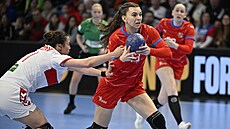 �eská házenká�ka Veronika Hole�ková se sna�í uvolnit ke st�ele v utkání proti...