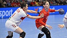 �eská házenká�ka Eli�ka Desortová s mí�em v utkání proti Turecku