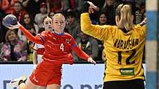 �eská házenká�ka Kristýna Königová st�ílí na tureckou bránu.