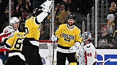 Hokejisté Bostonu se radují z gólu Pavla Zachy (�elem) v utkání proti...