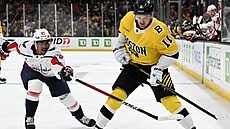 Casey Mittelstadt z Bostonu si hlídá puk p�ed washingtonským Mattem Royem.