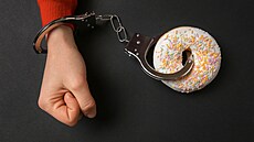 Cukr, mobil, kofein. A taky porno, alkohol, nikotin. Na �em v�em m��eme být...