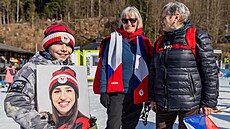 Fanou�ci podporují Zuzanu Mad�rovou p�i Sv�tovém poháru alpských snowboardistek...