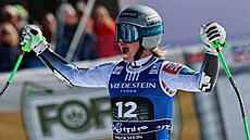 Norka Kajsa Vickhoff Lieová slaví v cíli super-G ve Val di Fassa.