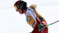 Raku�anka Cornelia Hütterová slaví v cíli sobotního sjezdu ve Val di Fassa.