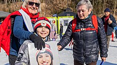 Fanou�ci podporují snowboardistku Zuzanu Mad�rovou p�i závod� Sv�tového poháru...