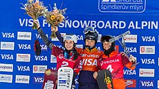 Nejlep�í trojice závodnic slalomu Sv�tového poháru snowboardistek ve...