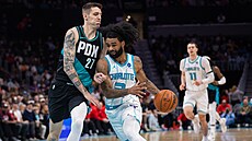 Vít Krej�í brání v akci Cobymu Whiteovi z Charlotte Hornets.