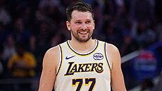 Oslavenec Luka Don�i� z Lakers v utkání s Golden State Warriors.