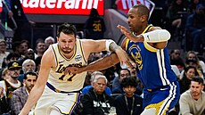 Luka Don�i� z LA Lakers se sna�í projít p�es obranu Al Horfora z Golden State...