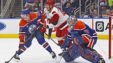 Tristan Jarry v brance Edmontonu v utkání proti Carolin�.
