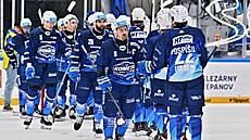 Jakub Flek se spoluhrá�i po vít�zství nad T�incem.