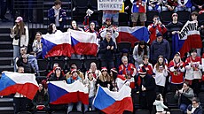 �e�tí fanou�ci podporují parahokejisty b�hem zápasu se Slovenskem.