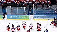 �e�tí parahokejisté d�kují fanou�k�m po výh�e nad Slovenskem.