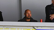 Majitel Libor Zábranský star�í sleduje utkání Komety s �eskými Bud�jovicemi.