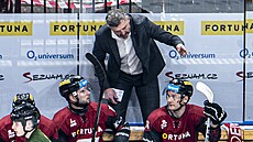 Trenér Jaroslav Nedv�d promlouvá ke spar�anským hokejist�m na st�ída�ce.