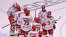 T�ine�tí hokejisté se radují z vít�zství v úvodním duelu série p�edkola play...