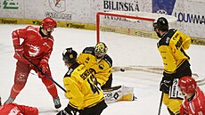 Matej Tomek zasahuje v utkání s T�incem.