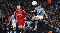 Elliot Anderson (vlevo) a Phil Foden v akci v utkání Manchesteru City s...