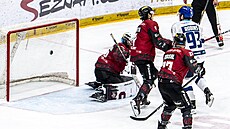 Po te�i Tristena Robinse kon�í puk za zády spar�anského branká�e Josefa...