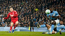 Elliot Anderson se prosazuje proti Manchesteru City.