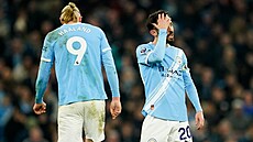 Skleslí Erling Haaland a Bernardo Silva po inkasované brance v utkání s...