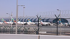 Letadla odstavená v terminálu 3 mezinárodního leti�t� v Dubaji po útocích...