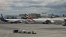 Letadlo se p�ipravuje k p�istání vedle zaparkovaných letadel blízkovýchodních...