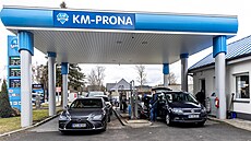 Fronty na �erpací stanici v Tisé na Ústecku (1. b�ezna 2026)