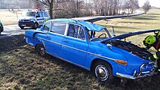 Modrá Tatra 603 vyjela ze silnice mezi Kun�akem a Lomy na Jind�ichohradecku....