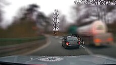 Hazardér nap�íklad p�edjí�d�l na plné �á�e v zatá�ce.