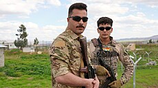 �lenové Demokratické strany íránského Kurdistánu (KDPI) hlídají na kontrolním...