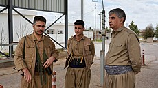 �lenové Demokratické strany íránského Kurdistánu (KDPI) hlídají na kontrolním...