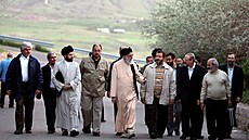 Mod�taba Chameneí (v �edém) doprovází svého otce, nejvy��ího íránského...