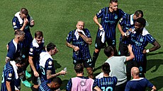 Fotbalisté milánského Interu se osv�ují v pauze p�i mistrovství sv�ta klub�,...