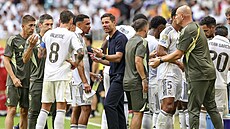 Bývalý trenér Realu Madrid Xabi Alonso hovo�í k hrá��m b�hem ob�erstvovací...