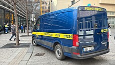 Pohotovostní vozidlo u obchodního domu Máj kv�li podez�ení na únik plynu. (9....