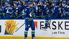 Obránce Vancouveru Filip Hronek slaví se spoluhrá�i svou branku proti Carolin�.