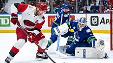 Branká� Vancouveru Kevin Lankinen zasahuje proti �anci Jordana Staala z...