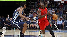 Jrue Holiday (vpravo) z Portlandu se sna�í projít kolem GG Jacksona z Memphisu.
