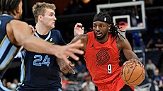 Jerami Grant z Portlandu se dere p�es protihrá�e z Memphisu.