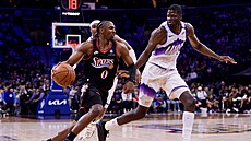 Tyrese Maxey (vlevo) z Philadelphie postupuje s balonem b�hem utkání proti...