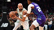 Derrick White z Bostonu se sna�í projít p�es Brandona Millera z Charlotte.