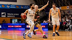 Lynn Greer z Ostravy si hlídá balon b�hem derby proti Opav�.