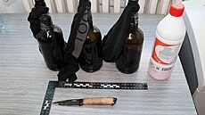 Policisté mu�i zabavili láhve s hadry, tekutý podpalova� a n��. (2. b�ezna 2026)