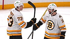 Pavel Zacha p�ijímá gratulace od Charlieho McAvoye k hattricku.